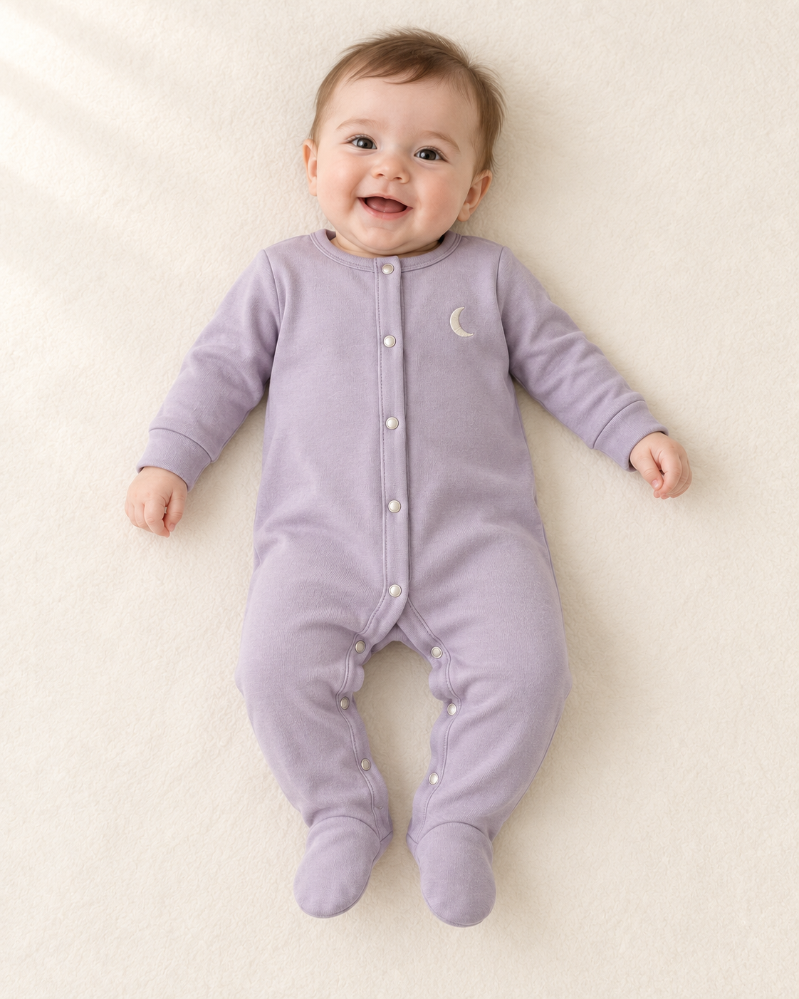 Babygrow Lua vestido por bebé — imagem ilustrativa gerada por IA