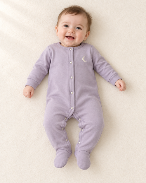 Babygrow Lua vestido por bebé — imagem ilustrativa gerada por IA