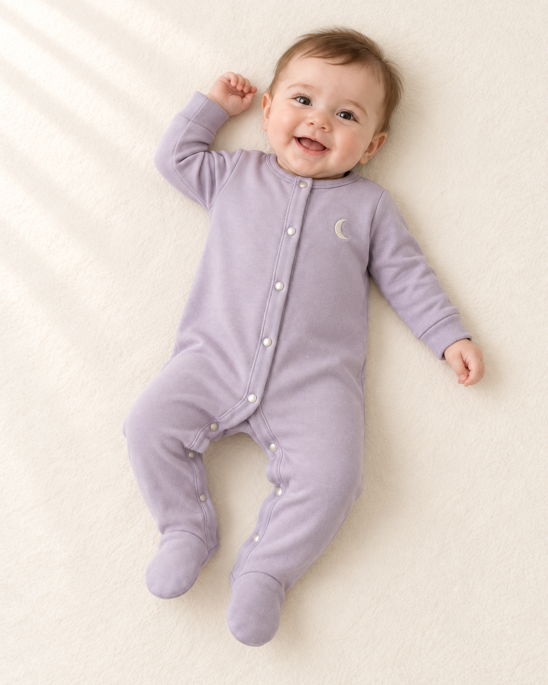 Babygrow Lua — vista 3 com bebé, imagem ilustrativa gerada por IA